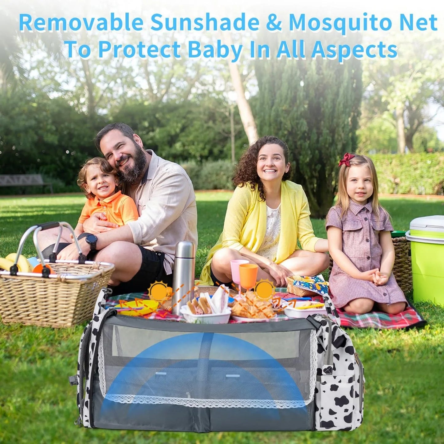 Le lit motif vache deploie sa moustiquaire et son pare-soleil pour proteger bebe lors des moments en plein air.