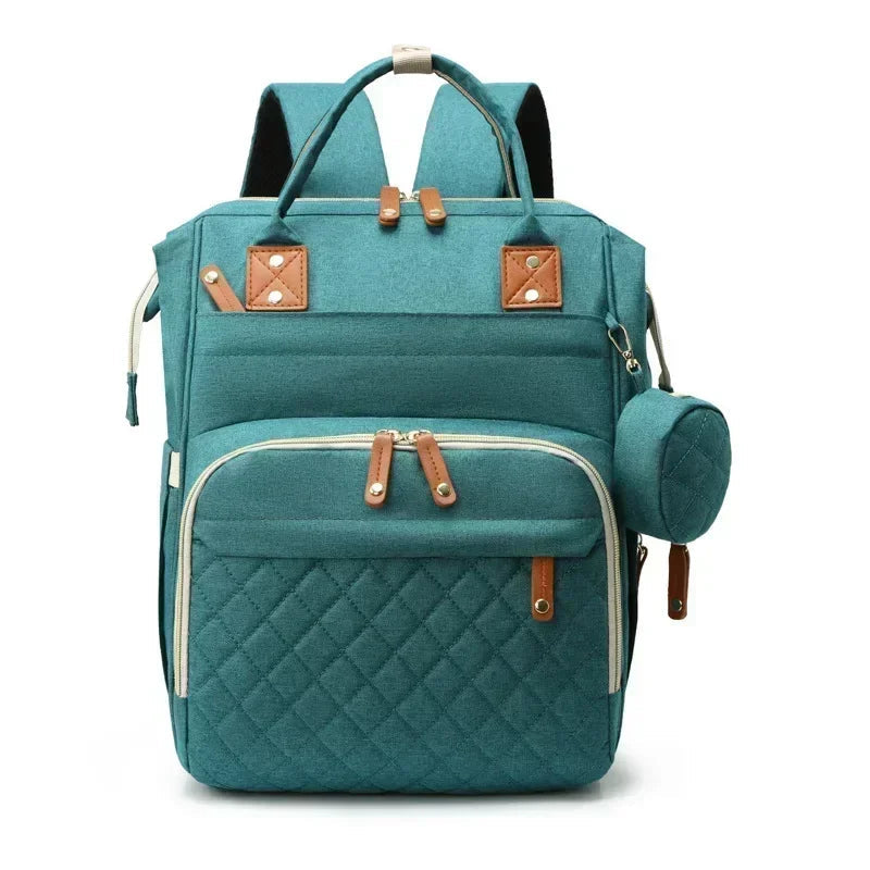 Sac a dos a langer avec lit en vert canard, avec pochette a tetine assortie et nombreuses poches pour tout emporter.