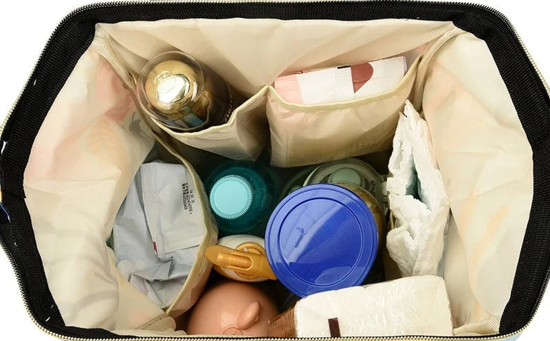 Interieur spacieux avec compartiments organises accueillant biberons, couches et lingettes pour tout retrouver facilement.