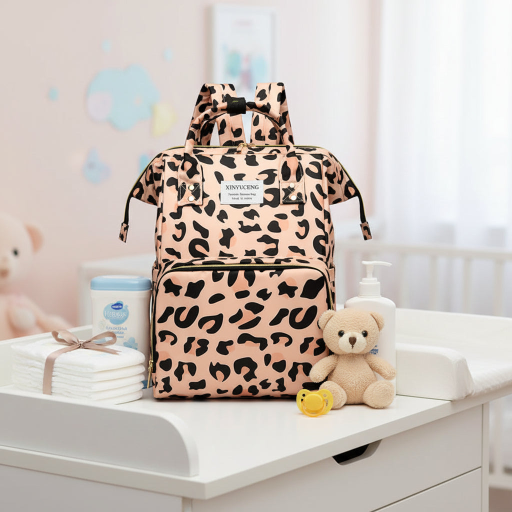 Sac a dos a langer imprime leopard rose, un accessoire mode et pratique pour les parents en deplacement avec bebe.