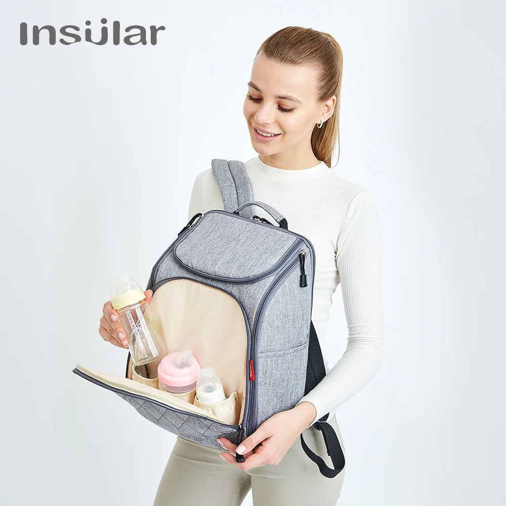 Ouverture laterale du sac permettant d'attraper facilement un biberon d'une seule main sans tout deballer.