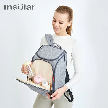 Ouverture laterale du sac permettant d'attraper facilement un biberon d'une seule main sans tout deballer.