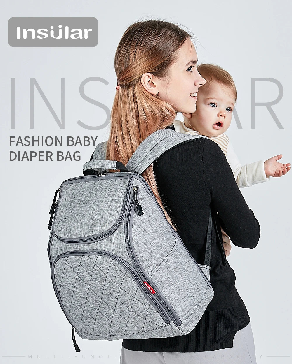 Maman elegante portant le sac a langer a dos gris, un modele mode pense pour accompagner les parents actifs.