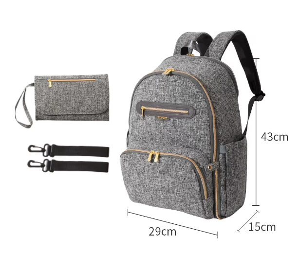 Dimensions du sac a langer a dos indiquees, 43 cm de haut sur 29 cm de large et 15 cm de profondeur, avec ses accessoires inclus.