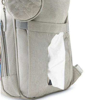 Distributeur de lingettes integre sur le cote du sac pour changer bebe rapidement d'une seule main.