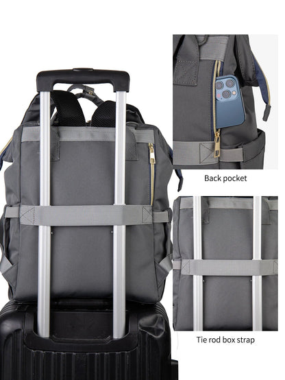 Sangle arriere permettant de fixer le sac a langer sur la poignee d'une valise a roulettes, pratique en voyage.
