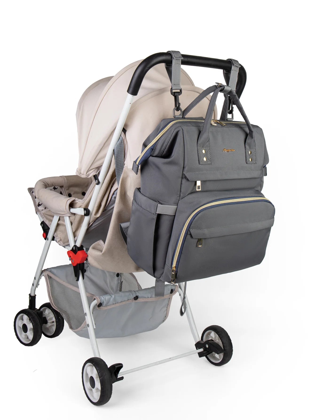 Sac a langer gris suspendu au guidon d'une poussette grace a ses sangles amovibles, ideal pour les sorties avec bebe.