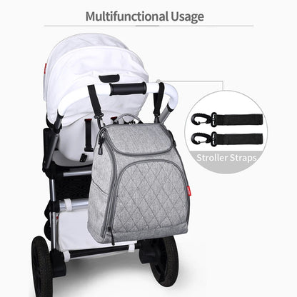 Sac a langer accroche a la poignee de la poussette grace aux sangles fournies, pour transporter les affaires de bebe sans encombrement.