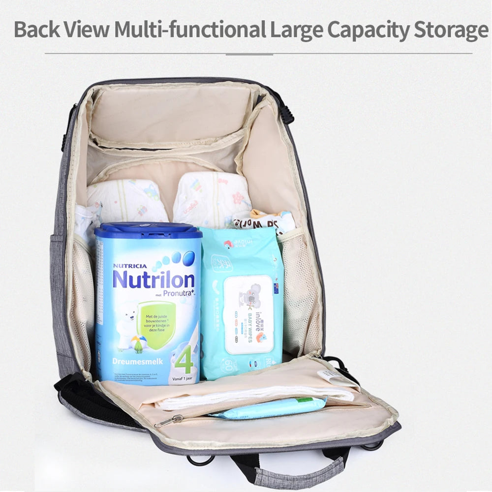 Ouverture arriere revelant plusieurs compartiments qui accueillent lait, lingettes et couches pour une organisation optimale des sorties.