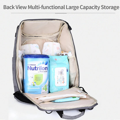 Ouverture arriere revelant plusieurs compartiments qui accueillent lait, lingettes et couches pour une organisation optimale des sorties.