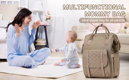 Maman jouant avec son bebe a la maison, le sac a langer multifonction pose a cote comme accessoire indispensable du quotidien des parents.