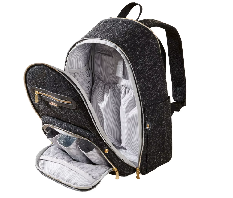 Ouverture large du sac a langer donnant acces a plusieurs compartiments et poches pour ranger le necessaire de bebe de facon organisee.