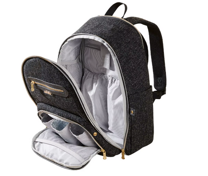 Ouverture large du sac a langer donnant acces a plusieurs compartiments et poches pour ranger le necessaire de bebe de facon organisee.