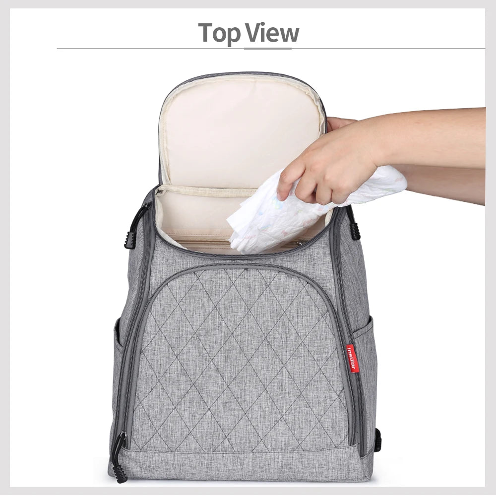 Ouverture par le haut donnant un acces rapide a l'interieur du sac pour saisir une couche en un geste.