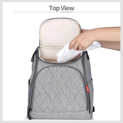 Ouverture par le haut donnant un acces rapide a l'interieur du sac pour saisir une couche en un geste.