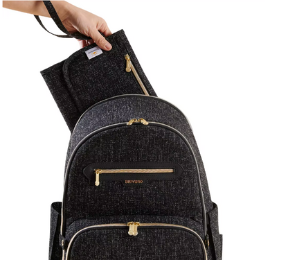Pochette du tapis a langer glissee dans un compartiment dedie du sac, toujours a portee de main lors du change.