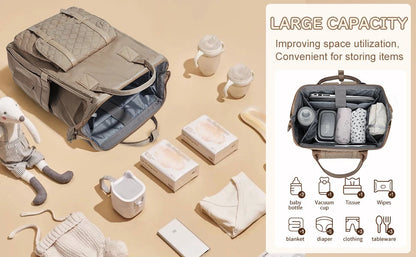Sac a langer ouvert entoure de toutes les affaires de bebe rangees avec ordre, illustrant sa grande contenance et son organisation intelligente.