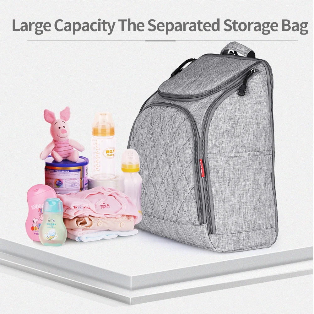 Sac a langer offrant un grand volume de rangement pour couches, biberons, vetements et produits de soin de bebe.