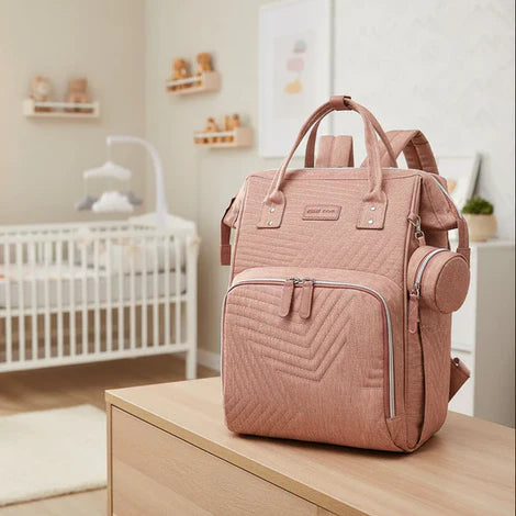 Sac a langer a dos rose pose dans une chambre de bebe, pret pour la prochaine sortie en famille.
