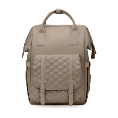 Sac a langer a dos matelasse de couleur taupe, vue de face sur fond blanc mettant en valeur son design chic et intemporel.