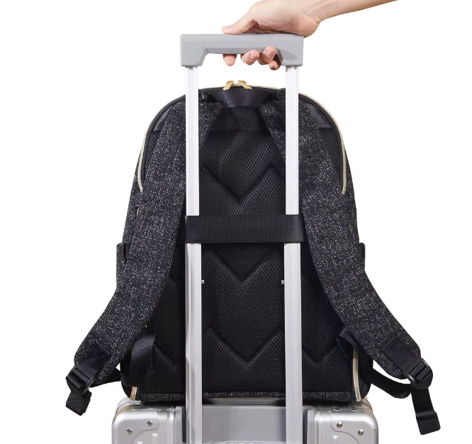 Sangle arriere permettant de fixer le sac a langer sur une valise a roulettes pour voyager sans encombre avec bebe.
