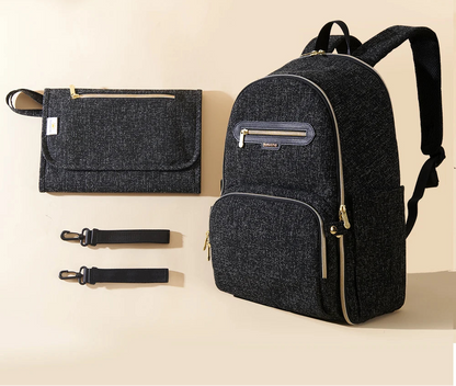 Sac a langer a dos noir livre complet avec son tapis a langer nomade et ses sangles d'accroche pour poussette.
