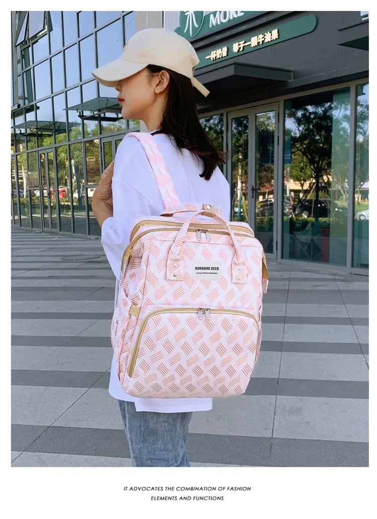 Sac a langer porte en bandouliere lors d'une sortie, alliant praticite et esthetique moderne.