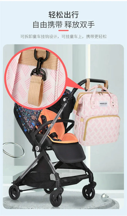 Crochets amovibles pour accrocher le sac a la poussette et se deplacer les mains libres avec bebe.