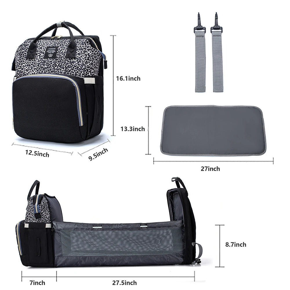 Dimensions detaillees du sac ouvert en lit avec le matelas a langer et les sangles de fixation inclus dans le pack.