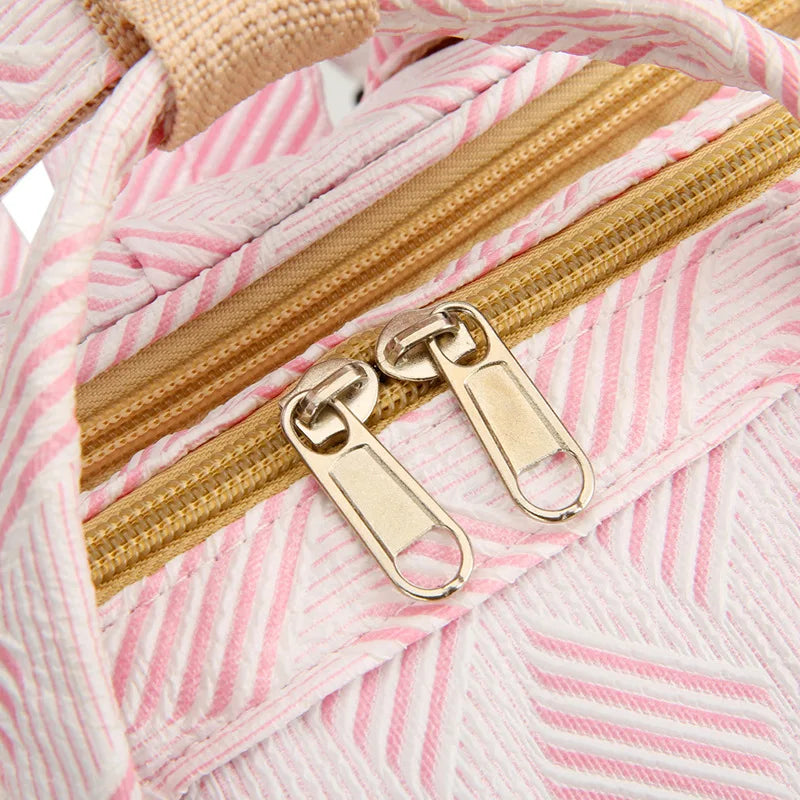Gros plan sur les fermetures eclair dorees a double curseur garantissant une ouverture fluide et durable du sac.