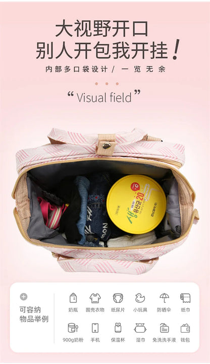 Ouverture large offrant une vue complete sur les multiples poches pour organiser vetements, couches et affaires de bebe.