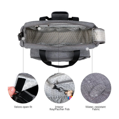 Ouverture velcro, attache tetine interieure et tissu deperlant qui protege les affaires de bebe en cas d'eclaboussure.
