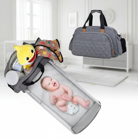 Le sac se deplie en lit nomade ou un bebe est confortablement installe, ideal pour changer ou coucher l'enfant partout.