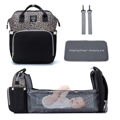 Version leopard camel du sac transforme en lit ou repose un bebe, montrant le confort du couchage lors des sorties.