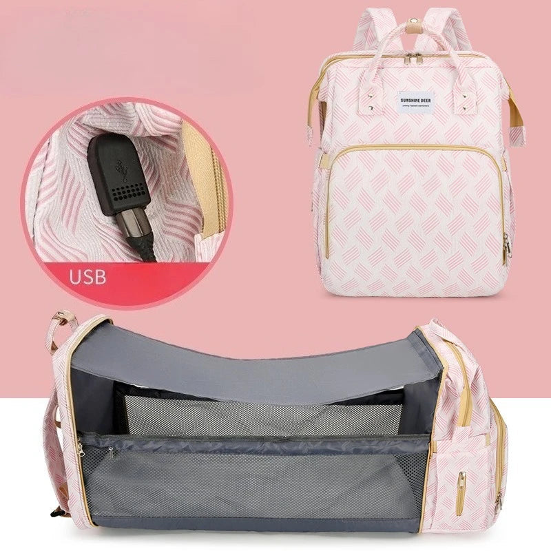 Sac a langer transformable en lit d'appoint bebe avec port USB integre pour recharger le telephone en deplacement.