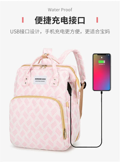 Port USB lateral et tissu impermeable permettant de recharger facilement son smartphone en promenade.