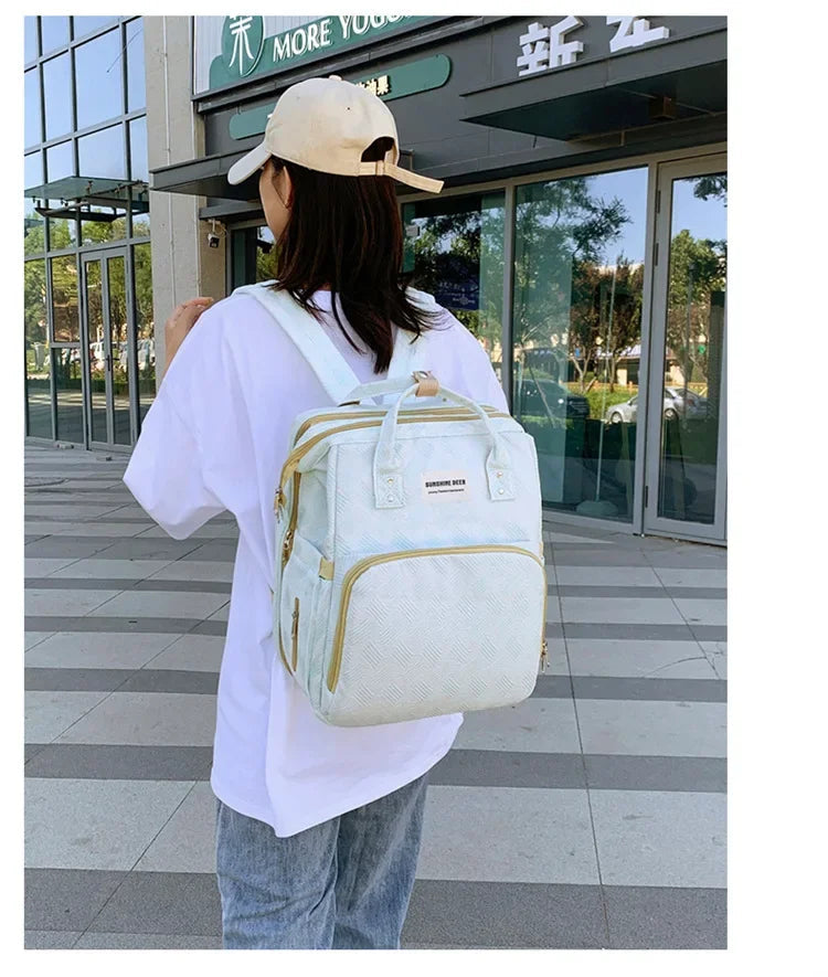 Sac a langer porte en mode sac a dos, laissant les mains libres pour un maximum de confort en balade.