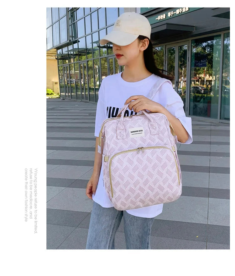 Femme tenant le sac par ses poignees renforcees, un modele au style tendance adapte a toutes les tenues.