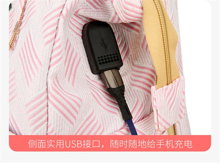 Prise USB pratique placee sur le cote du sac pour brancher un cable et recharger le telephone n'importe ou.