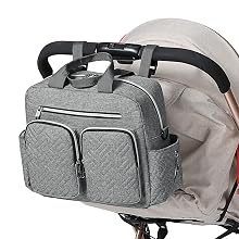 Sac a langer accroche a la poignee d'une poussette, liberant les mains des parents lors des balades avec bebe.
