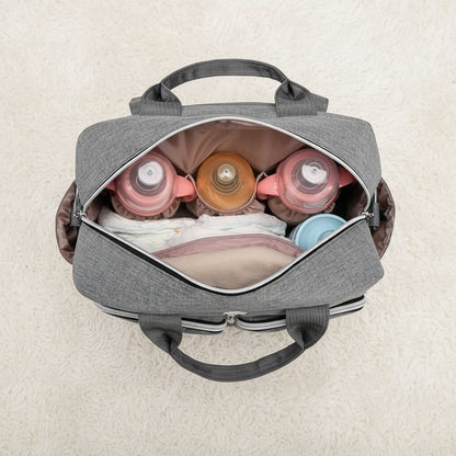 Interieur spacieux du sac a langer permettant de ranger plusieurs biberons et couches en toute organisation.