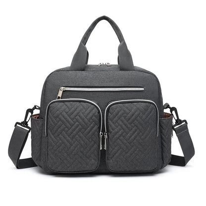 Sac a langer bandouliere gris anthracite avec deux grandes poches frontales pour un acces rapide aux essentiels de bebe.
