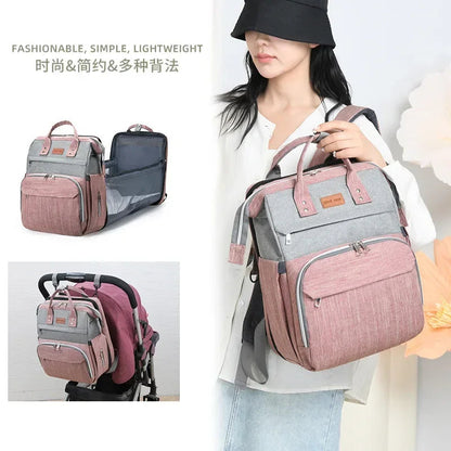 Sac a langer accroche sur la poussette et porte a la main, illustrant ses multiples modes de portage.