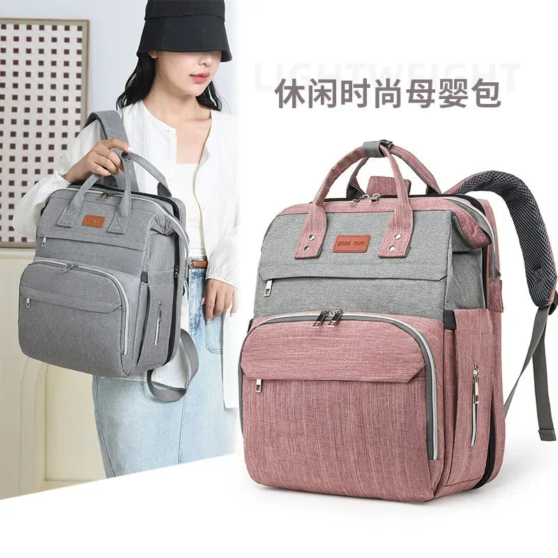 Le sac a langer se porte facilement a la main ou en bandouliere selon les besoins de la journee.