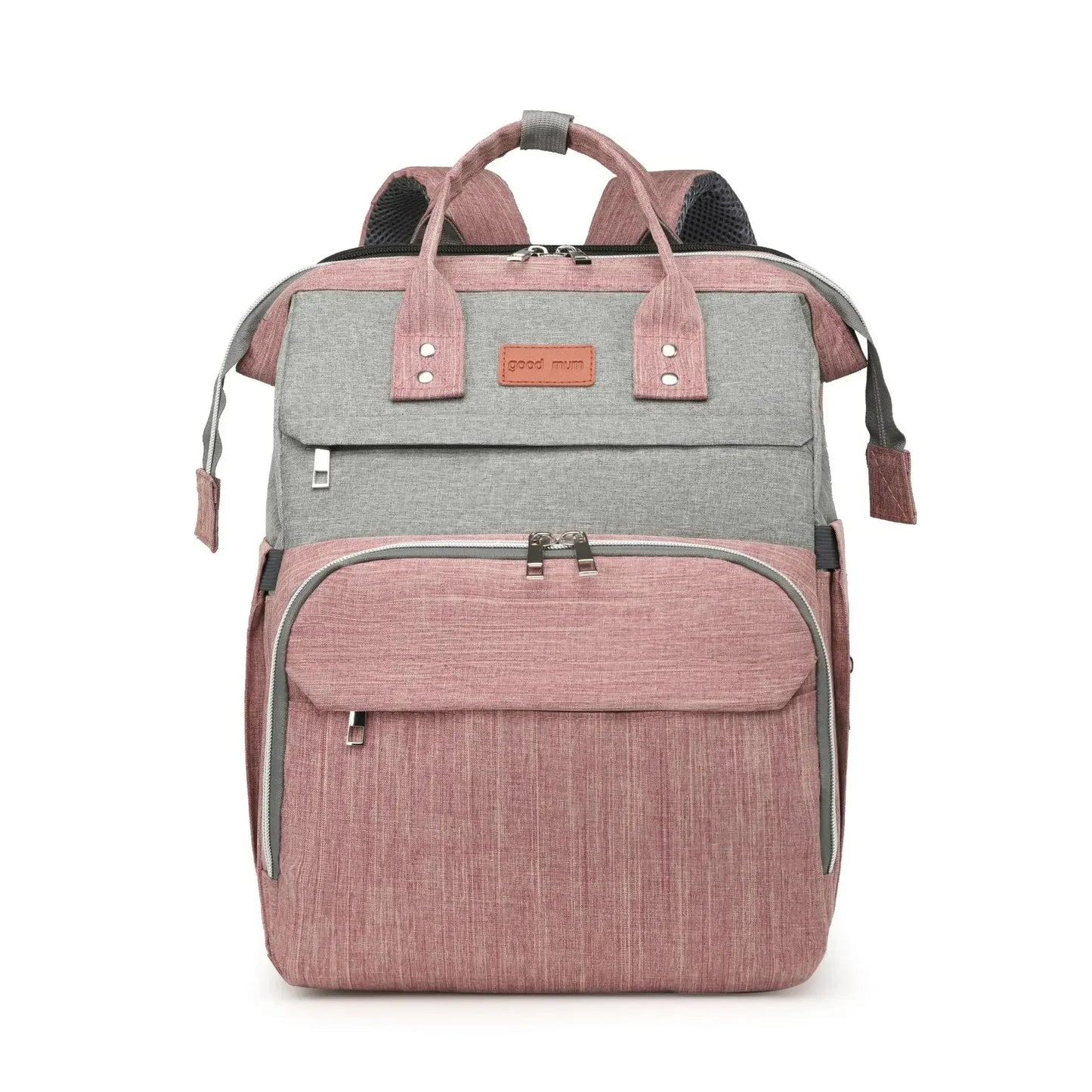 Vue frontale du sac a langer rose et gris avec double zip et large poche avant pour organiser les affaires de bebe.
