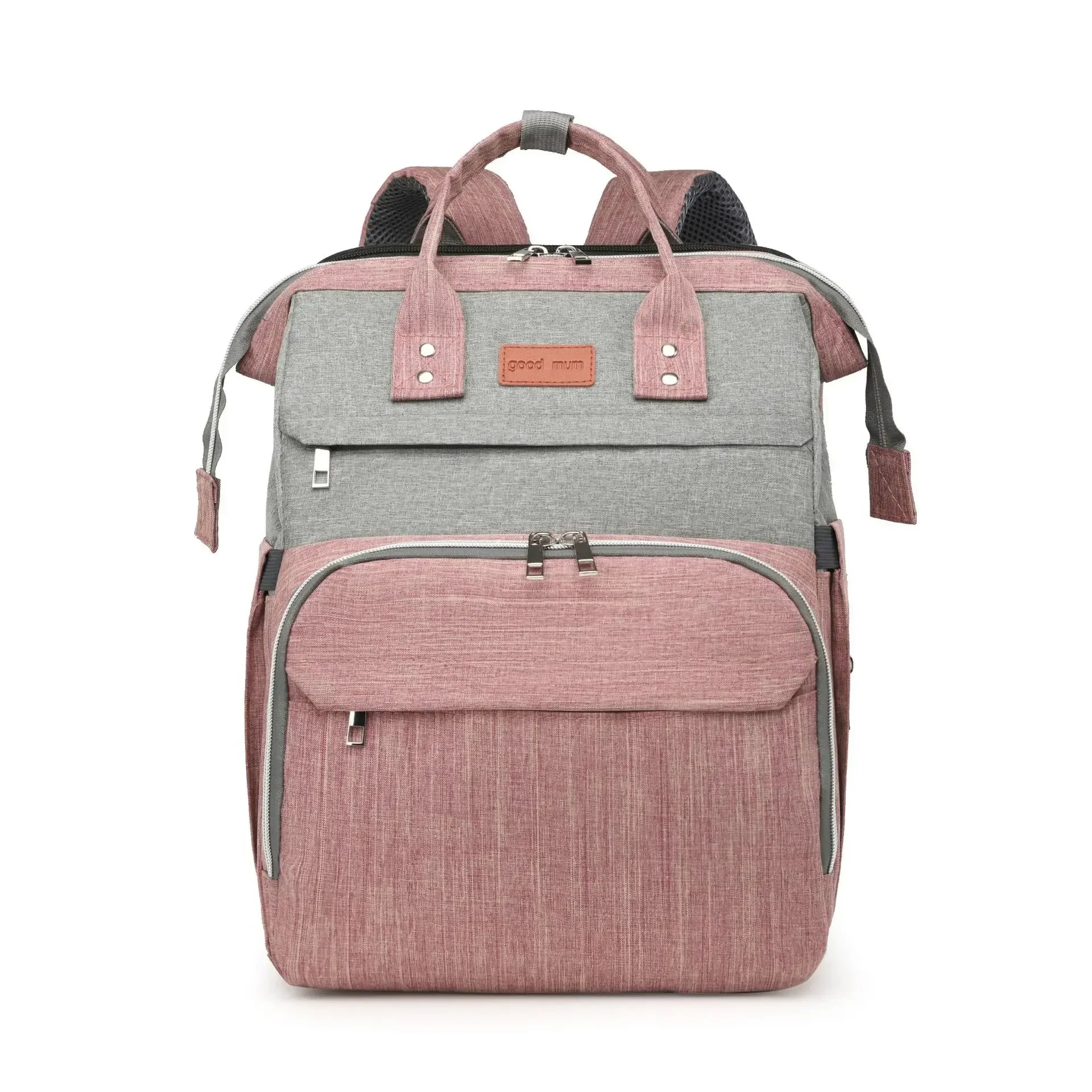 Vue frontale du sac a langer rose et gris avec double zip et large poche avant pour organiser les affaires de bebe.