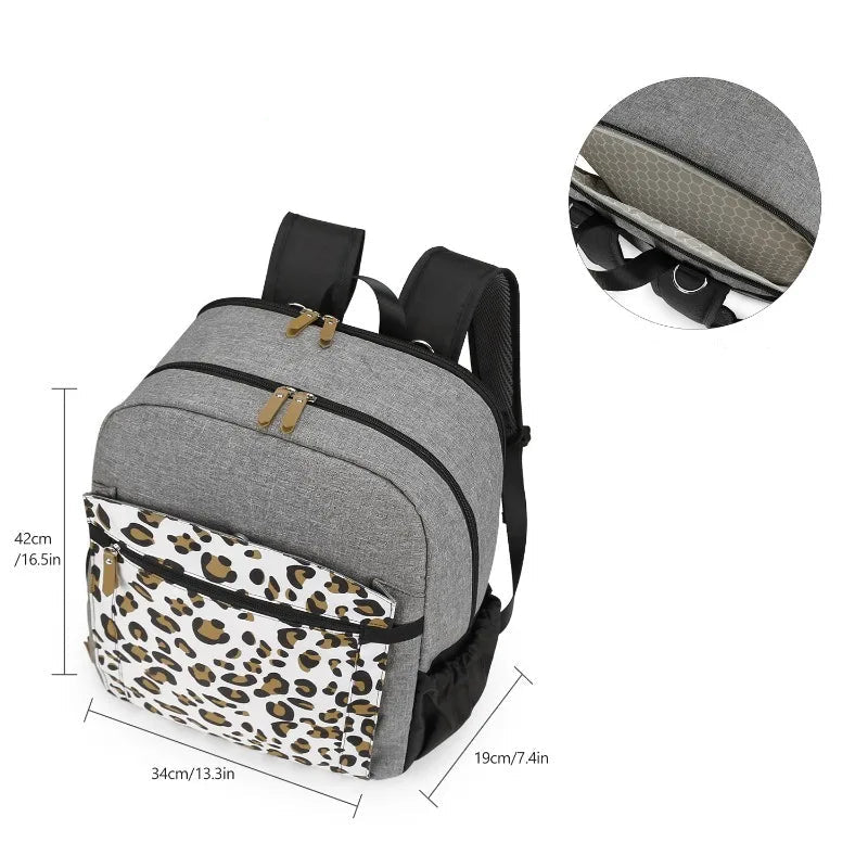 Fiche technique du sac a langer leopard indiquant ses dimensions de 42 x 34 x 19 cm et son compartiment isotherme rembourre.