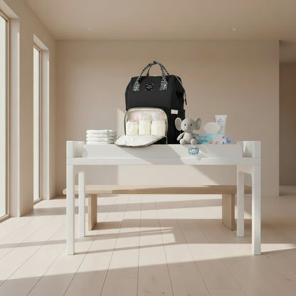 Compartiment isotherme a doublure aluminium maintient les biberons a temperature et tissu impermeable qui protege les affaires de bebe de la pluie.