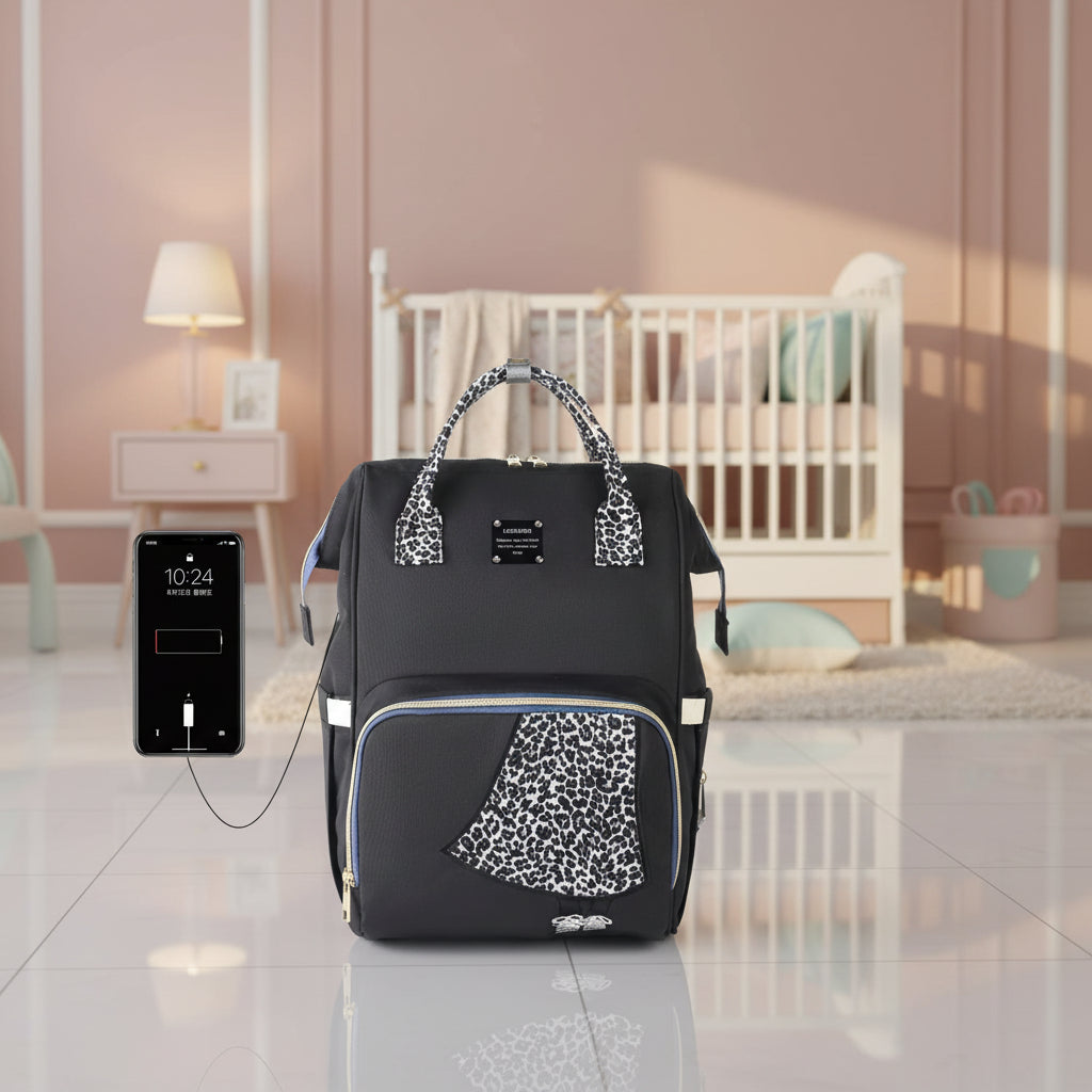 Sac a langer leopard noir et blanc au design elegant avec port de charge USB, ideal pour les parents actifs.
