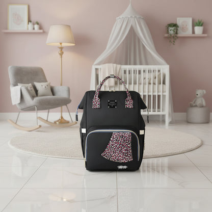 Sac a langer leopard aux touches rose fuchsia avec cable USB integre, pour un style affirme lors des sorties avec bebe.